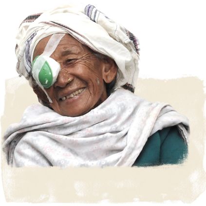 Frau mit Augenverband nach erfolgreicher OP - dank Spenden-Geschenk Graue-Star-OP Erwachsener