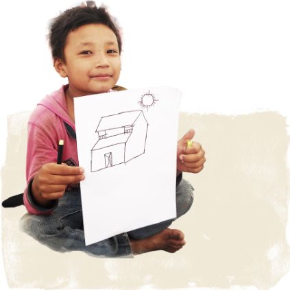 Kind hält ein Blatt mit Zeichnung hoch