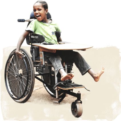Afrikanisches Mädchen im Rollstuhl-Spenden-Geschenk