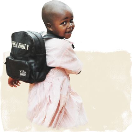 Kind mit Schulranzen - dank Spenden-Geschenk Schul-Kit