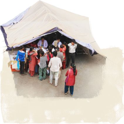 Ein Zelt mit vielen Menschen