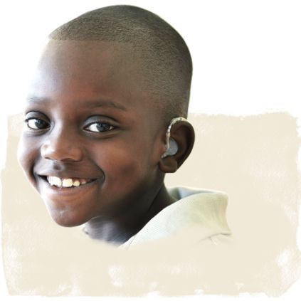 Kind mit Spenden-Geschenk Hoergeraet