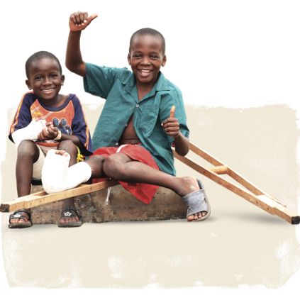 Junge mit Gipsfuß nach Spenden-Geschenk Klumpfuss-Behandlung