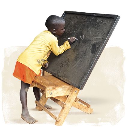 Afrikanischer Junge schreibt auf eine Tafel - dank Spenden-Geschenk Schulbesuch