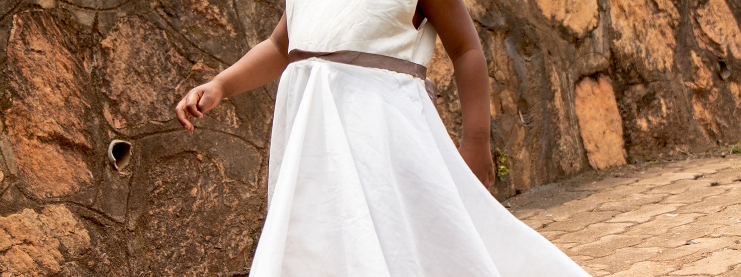 Ein Kind vor einer Mauer