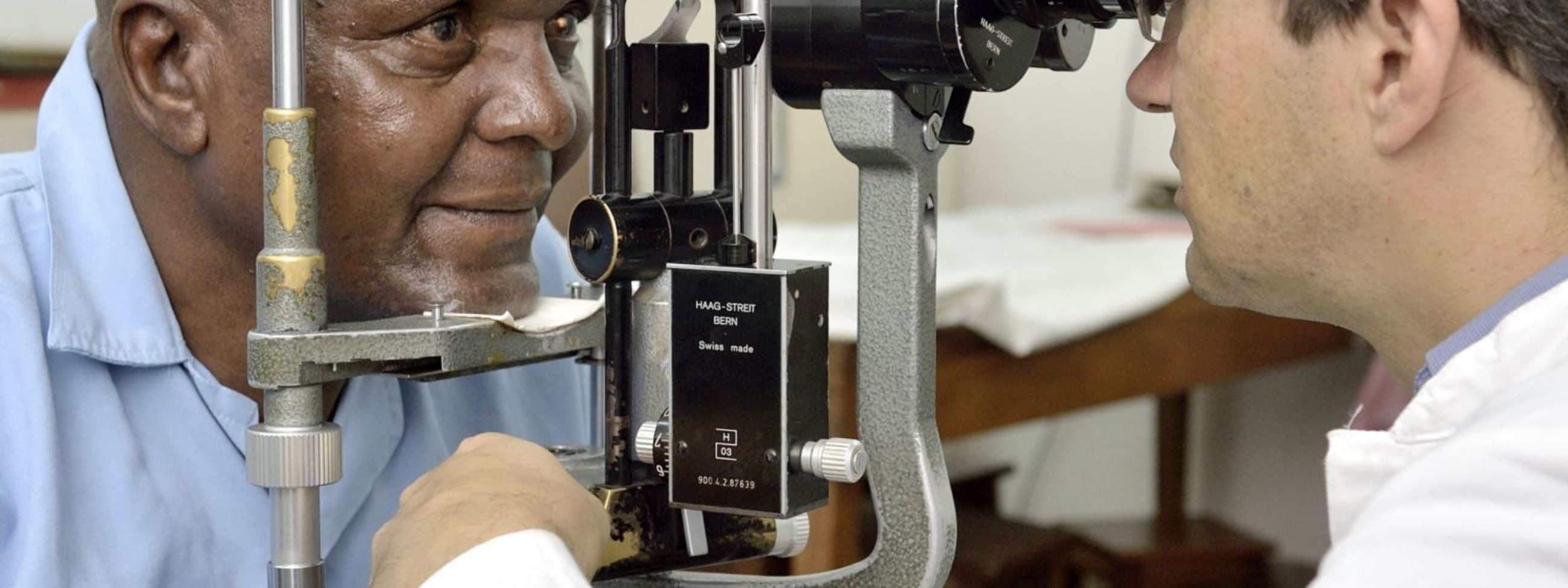 Augenarzt Dr. Heiko Philippin untersucht den 57-jährigen Omari aus Tansania. Diagnose: Grauer Star.