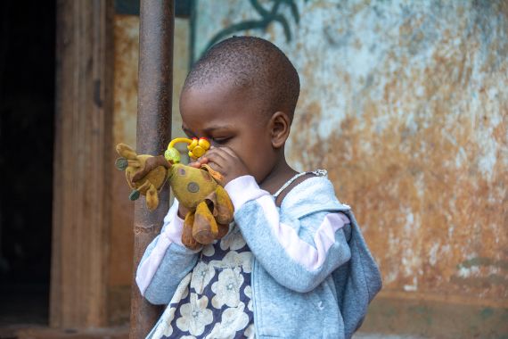 Ein Kind hält sein Spielzeug