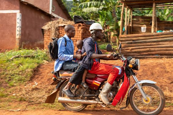 Mehrere Personen auf einem Mofa