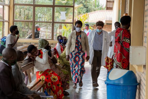 Wartezimmer einer Augenklinik mit wartenden Patienten