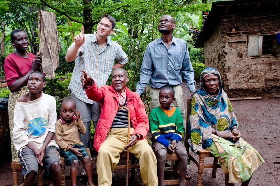 Augenarzt beim Hausbesuch einer tansanischen Familie