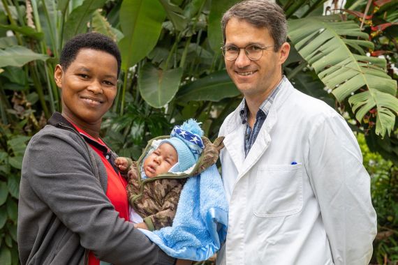Portrait einer Frau mit ihrem Baby und einem Arzt