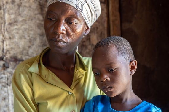 Eine Frau und ein Kind haben beide die Augenlider halb geschlossen.
