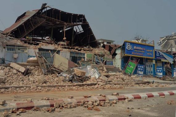 Straßenzug mit zerstörten Häusern
