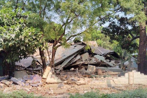 Straßenzug mit zerstörten Häusern