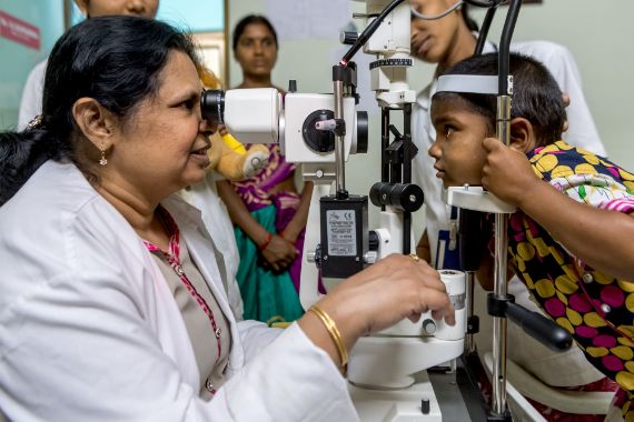 Im Augenkrankenhaus der &quot;Sankar Foundation&quot; im indischen Visakhapatnam: Die Kinderaugenärztin Dr. Suparna Ghantasala untersucht die kleine Alekhya (5) an der Spaltlampe.