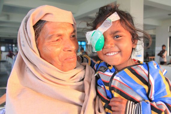 Die dreijährige Kushi aus Indien wird von ihrer Großmutter auf dem Arm gehalten. Kushi hatte angeborenen bilateralen Grauen Star, es drohte Kindernlindheit. Nach einer erfolgreichen Grauer Star-OP kann sie wieder sehen.