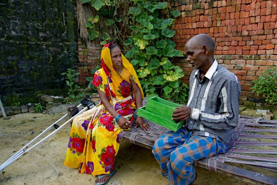 Ein Mann und eine Frau auf einer Bank