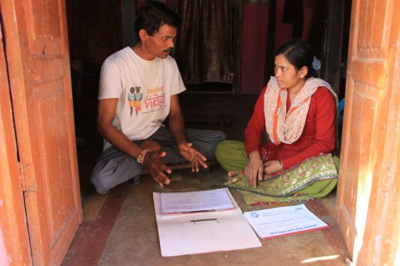 Mann und Frau sitzend im Gespräch