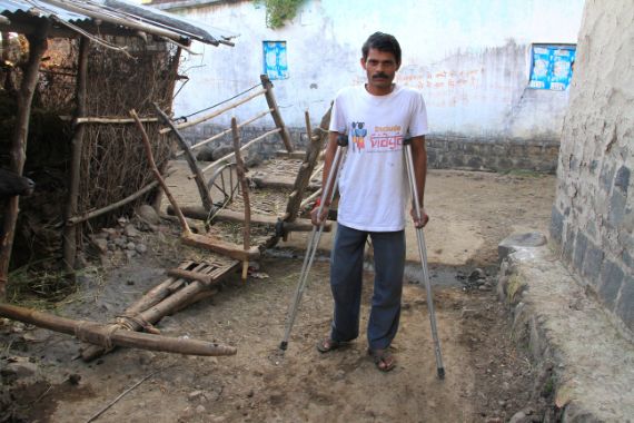 Mann mit zwei Krücken