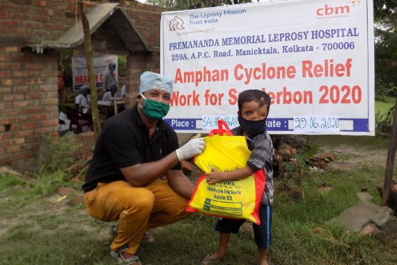 Mann gibt Nothilfepaket an Jungen