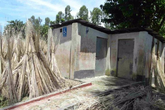 Ein kleines, erhöht liegendes Haus mit Wellblechdach und Rampe. Es bleibt auch bei Flut und Überschwemmung trocken und versinkt nicht in Wassermassen.