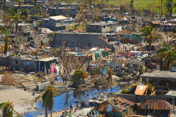 Luftaufnahme von durch Hurrikan Matthew zerstörten Häuser und umgestürzten Bäume
