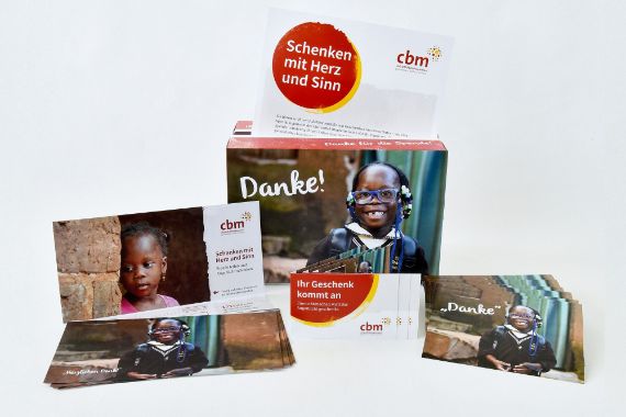 Mit bunden Fotos bedruckte Papierbox und Broschüren