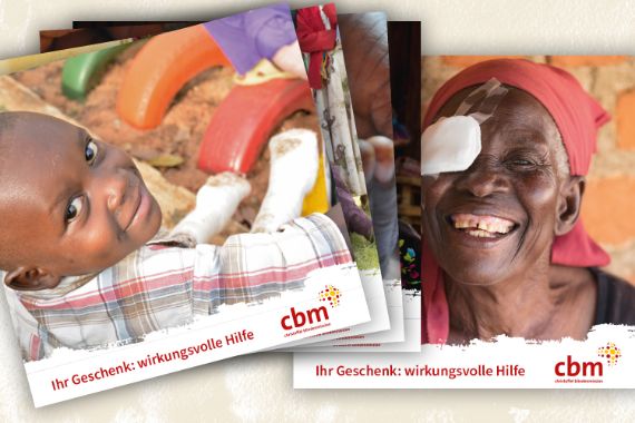 Stapel von fünf Karten, auf der obersten ist ein Junge mit Gipsfüßen zu sehen.