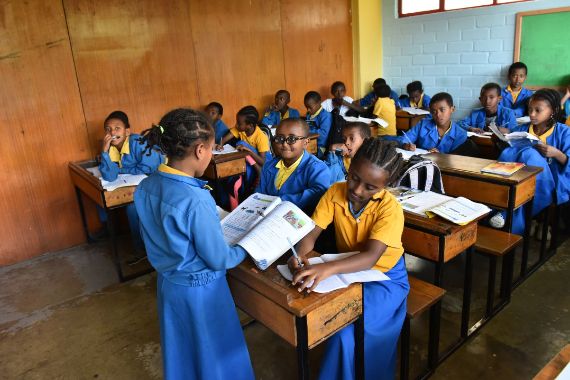 Afrikanische Kinder mit Uniform in einem Klassenzimmer