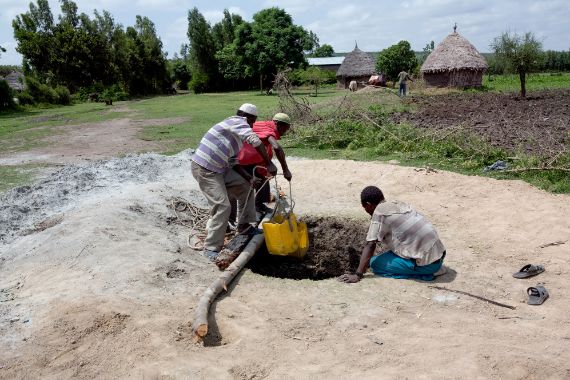 Äthiopische Männer graben einen Brunnen.