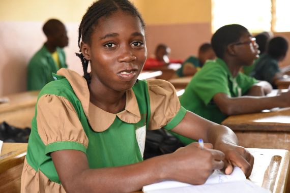 afrikanisches Mädchen in Schuluniform