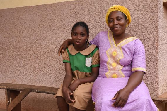 Ein Mädchen und eine Frau sitzen nebeneinander.