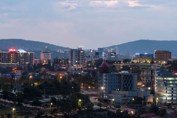Die ruandische Hauptstadt Kigali im Sonnenuntergang