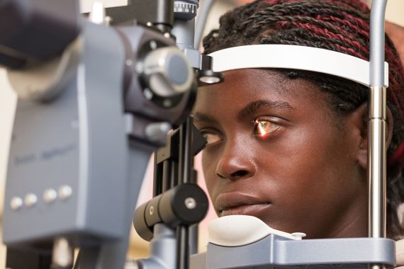 Die Augen eines Mädchens werden an der Spaltlampe untersucht