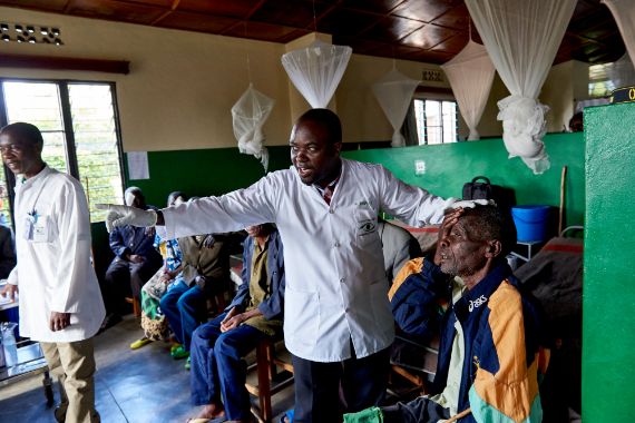 Afrikanischer Arzt führt einen einfachen Sehtest mit einem Patienten durch.