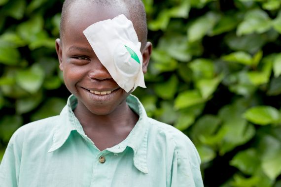 Afrikanisches Kind mit Augenklappe