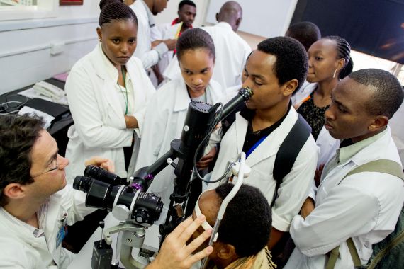Afrikanische Augenärzte bei der Ausbildung.