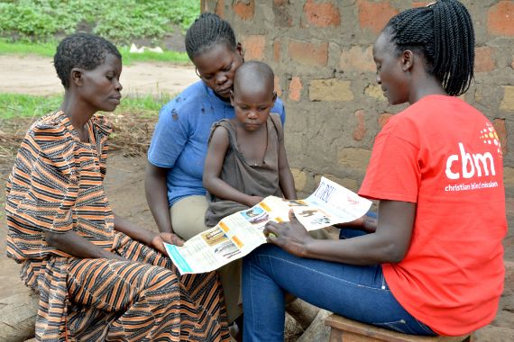 Eine Projektmitarbeiterin berät eine Mutter über Behandlungsmöglichkeiten in CoRSU