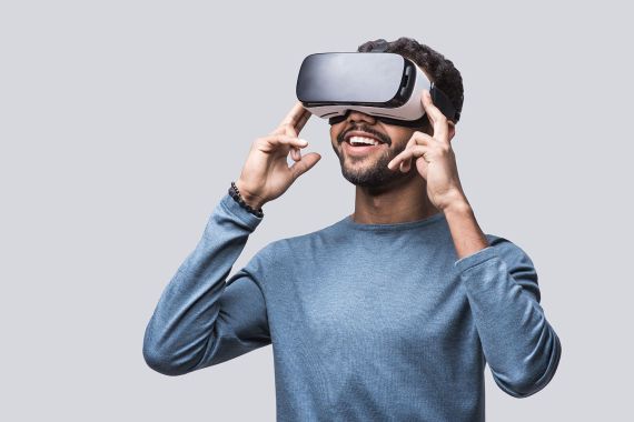 Mann mit Virtual-Reality-Brille