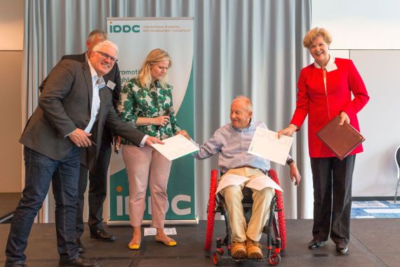 Vier Personen auf einer Bühne