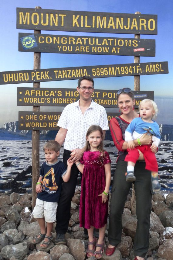 Augenarzt mit seiner Familie auf dem Kilimandscharo