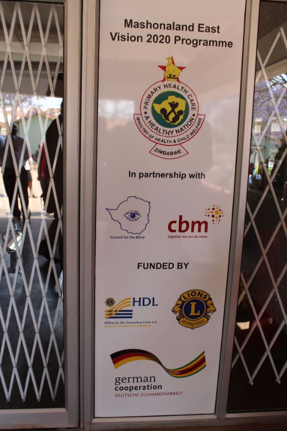 Tafel mit Sponsorennamen