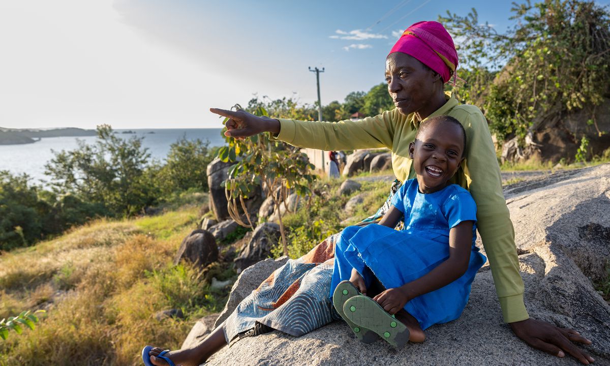 Mutter und Tochter sitzen am Ufer des Victoriasees.