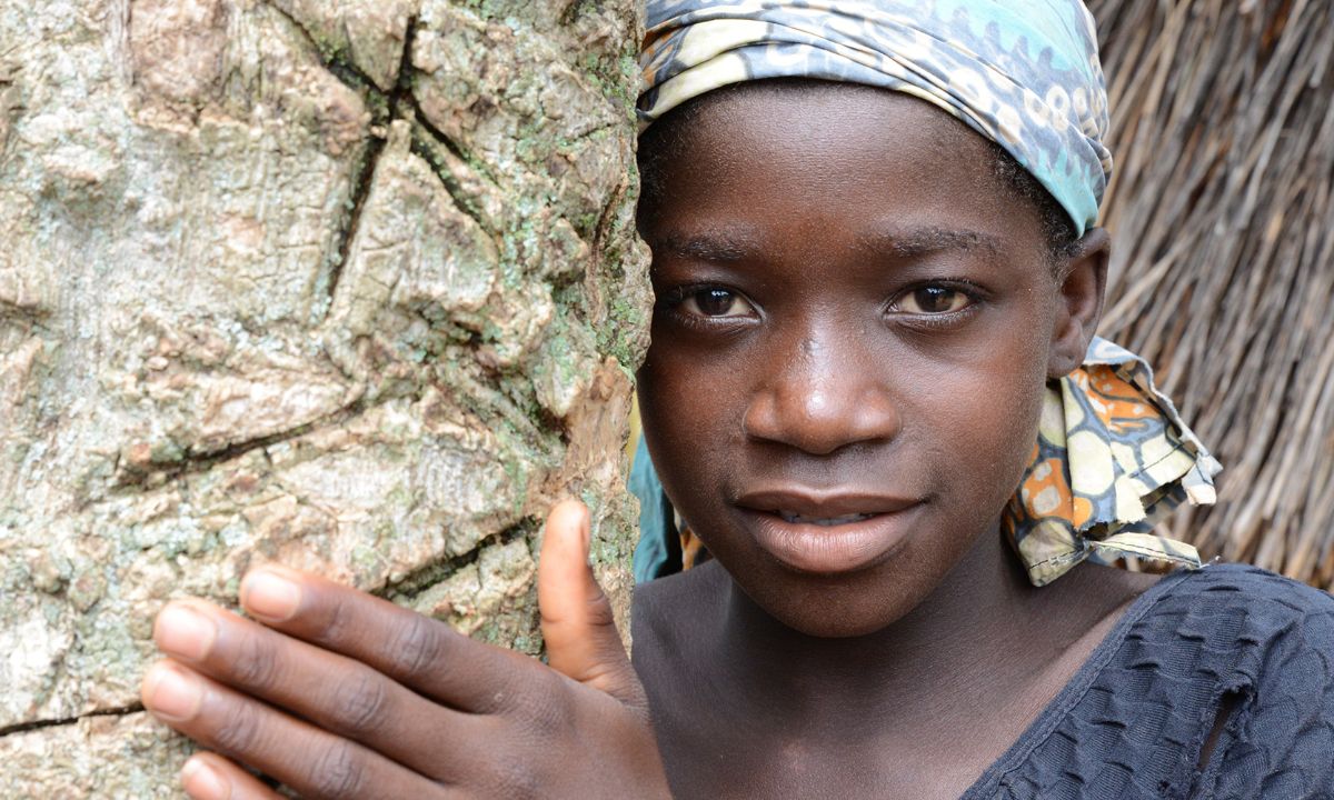Afrikanisches Mädchen mit Kopftuch