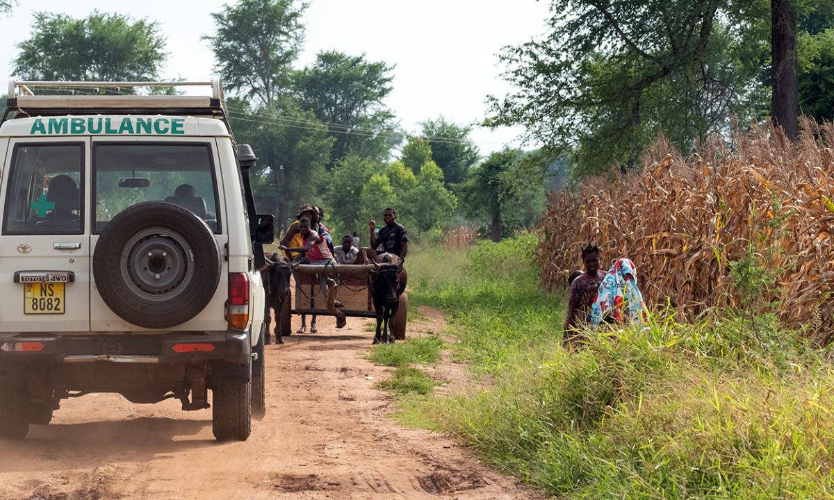 Ein Geländewagen fährt auf einer unbefestigten Straße.
