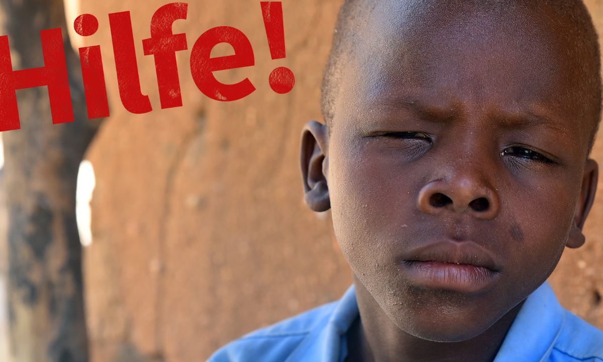 Ein etwa siebenjähriger Junge kneift die Augen zusammen.