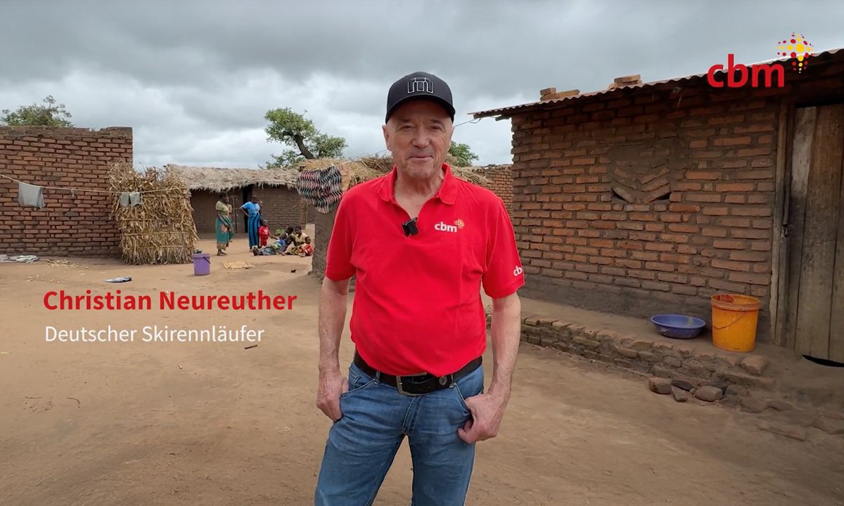 Ein Mann steht in einem Dorf. 