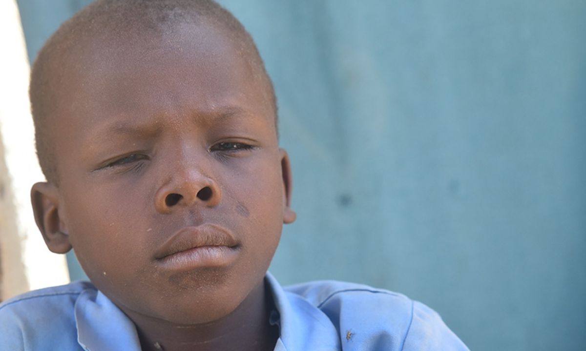 Kleiner Junge mit zugekniffenen Augen