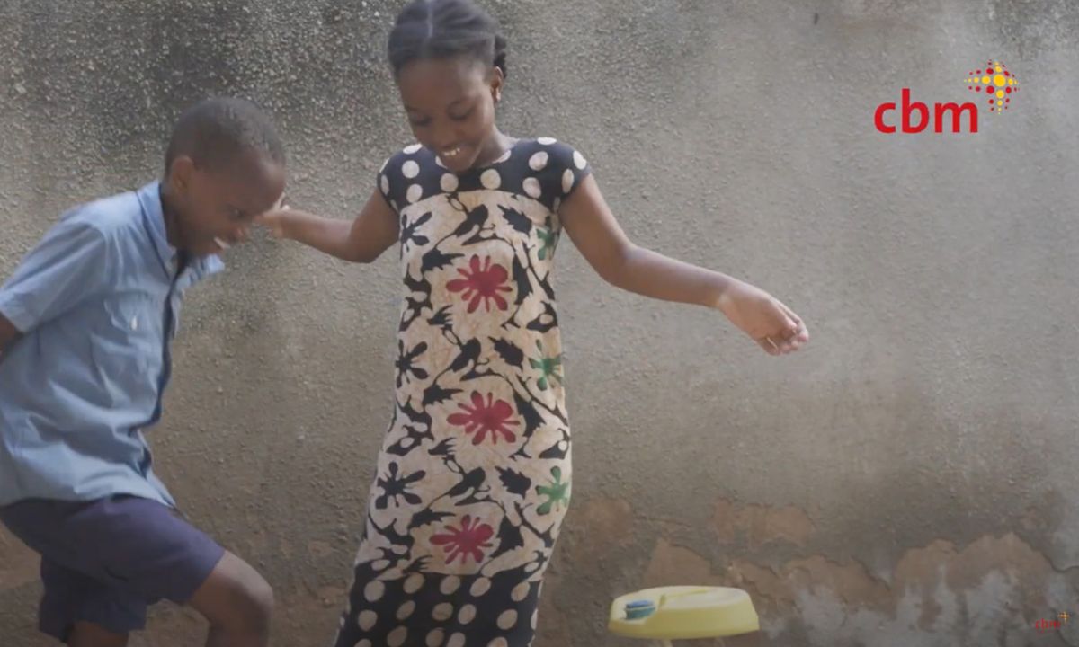 Zwei Kinder spielen.