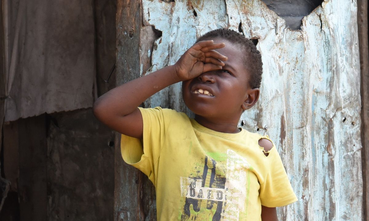 Kleiner Junge mit hellen Pupillen